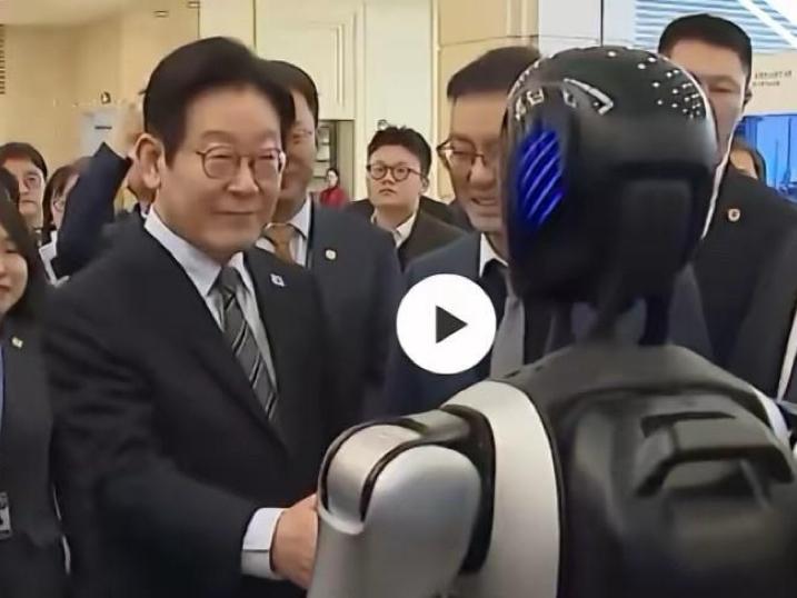 李在明为什么要半路“逃跑”？别信什么行程太忙的鬼话。他是怕面子挂不住。

这事得