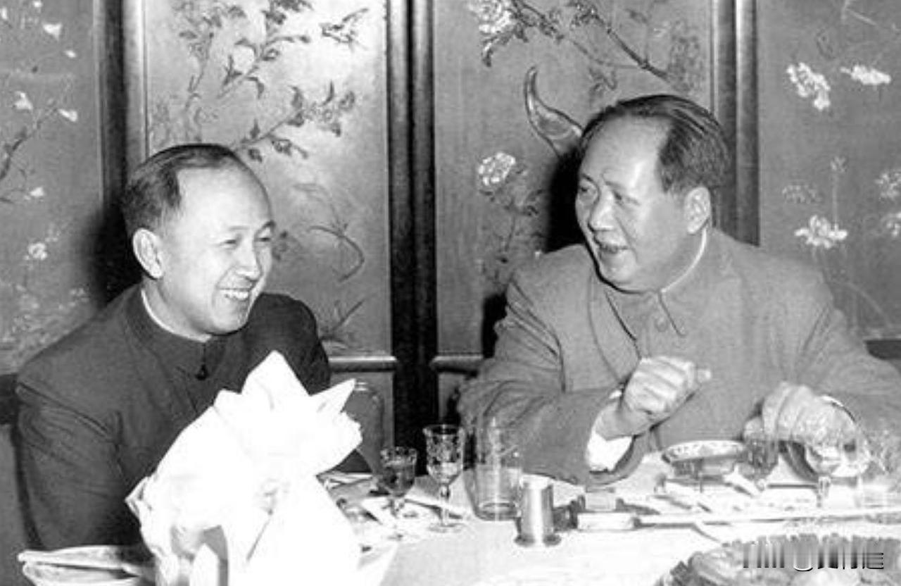 1964年，毛主席在中南海住处接见钱学森。谈话中，毛主席问钱学森：“你搞的导弹那