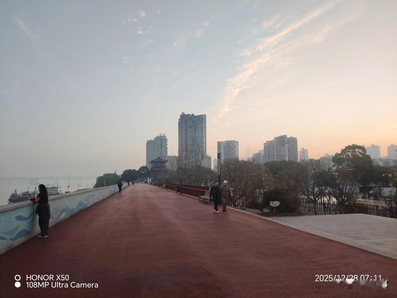 今年冬天的不同2025年12月28日长江岸边晨练