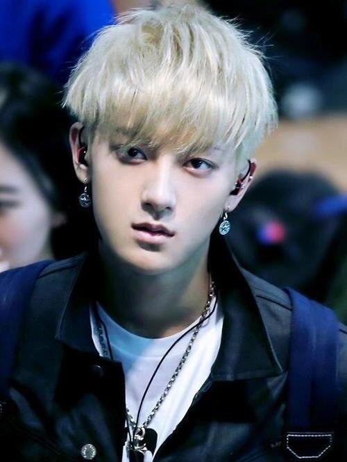 谁还记得黄子韬叫熊猫哥哥 岁月流转，谁还记得那个舞台上的黄子韬，熊猫眼是他的独特