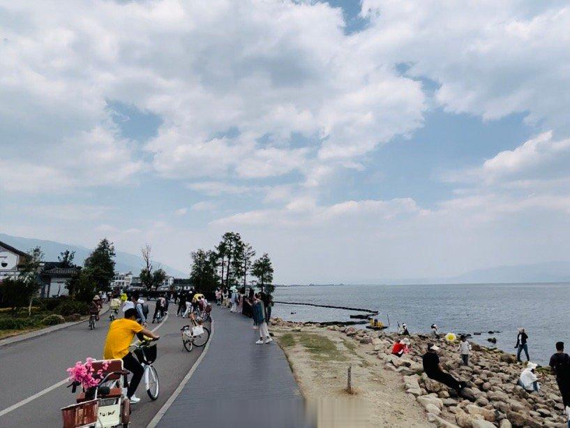 #怪不得共享单车减震那么差#在风景区，路况好的话，骑共享单车还是挺不错的！比如在