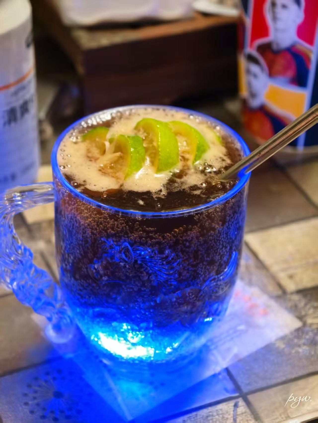 “熬夜看球前：我要和哥哥们一起见证历史！
熬夜看球后：历史没见证，我的眼皮已经见