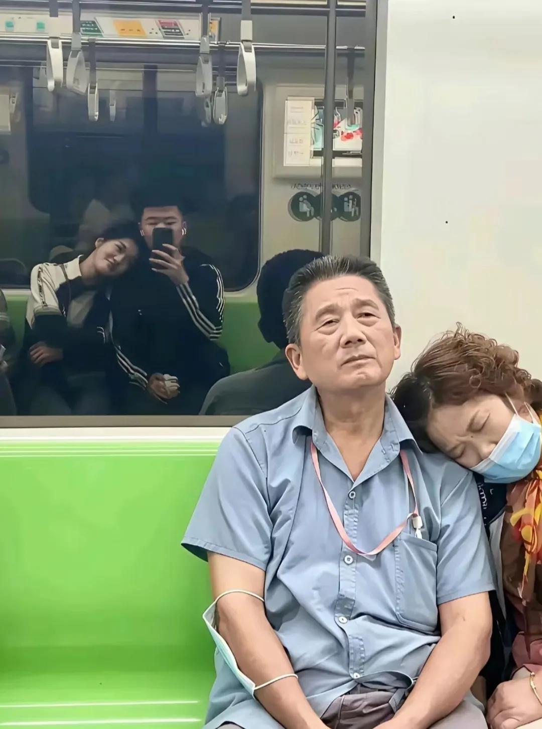 右边：老夫老妻靠肩
左边：热恋小情侣同款贴贴
这就是爱情的不同阶段吧！[送心]