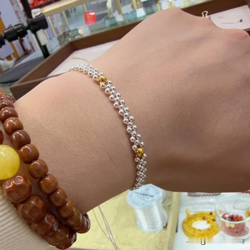 跟大伙说个开心事，薇姐总算松口，愿意跟我一起回老家了！

不过这事也有前提，她今