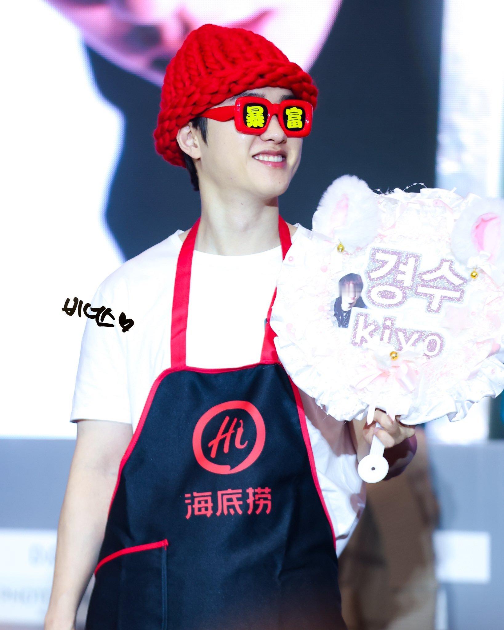 都暻秀P图奶茶都暻秀说奶茶也太好喝了EXO都暻秀微博更新中国美食太棒了奶茶也太好