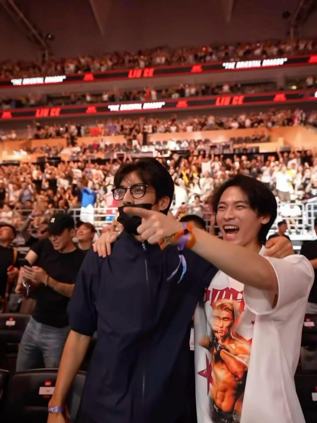 UFC上海站观赛的宋威龙和黄景瑜 🥊龙龙和黄sir直播镜头里也是硬帅啊！！！硬