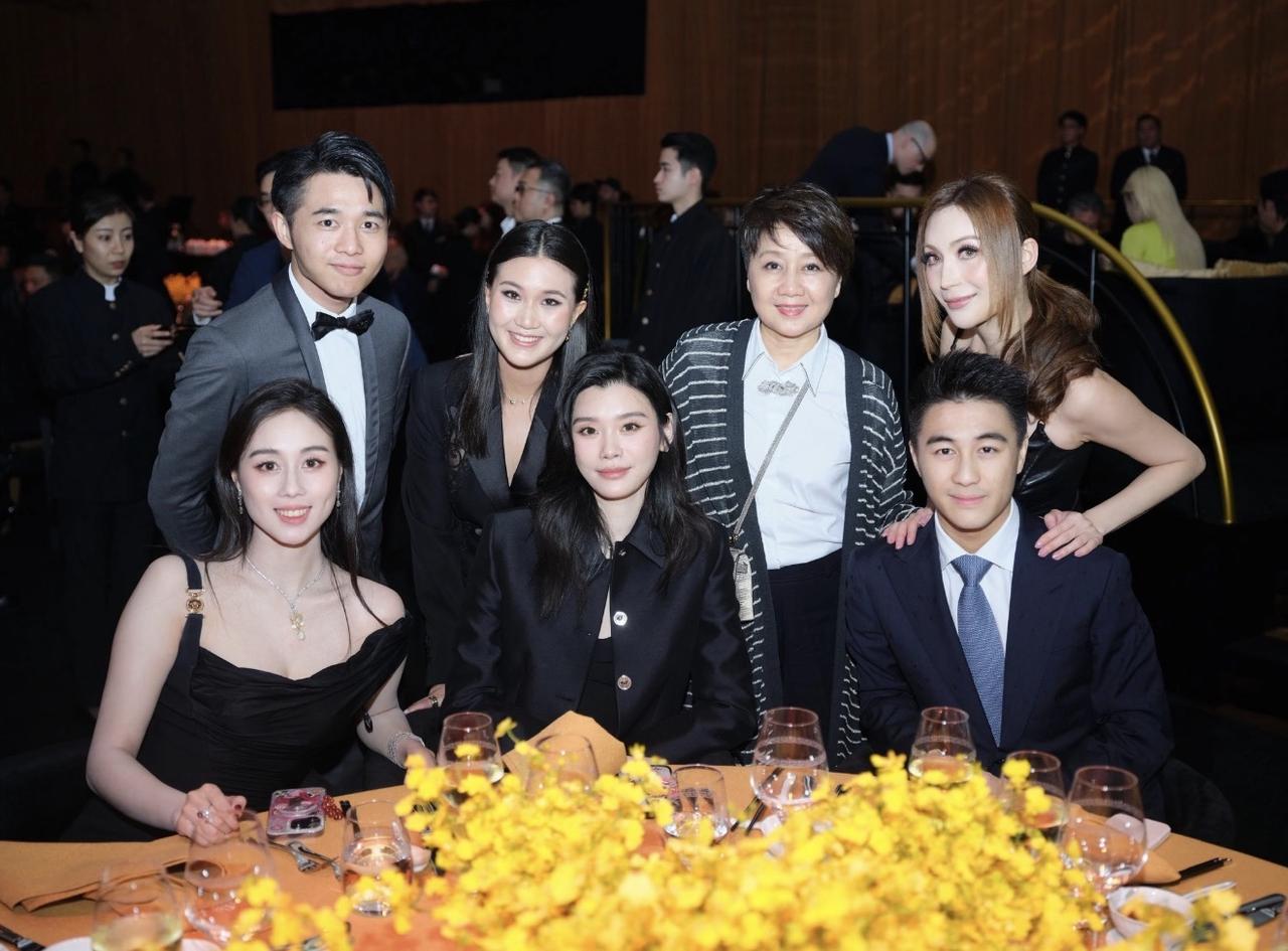 何超欣是梁安琪的小女儿，她在何家兄弟姐妹中，也是最小的妹妹。

何超欣身高170