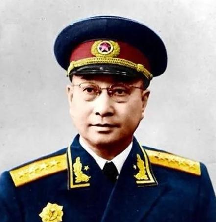 1952年，陈赓找周总理汇报工作，刚好周总理外出，陈赓等的肚子“咕咕叫”，就自己