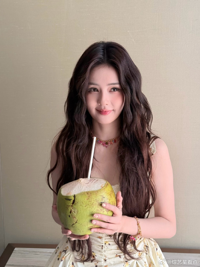 白鹿蹲着玩儿水白鹿吊带碎花裙好明媚啊，蹲着玩儿水的小鹿鹿可爱成啥样了，好想和姐姐