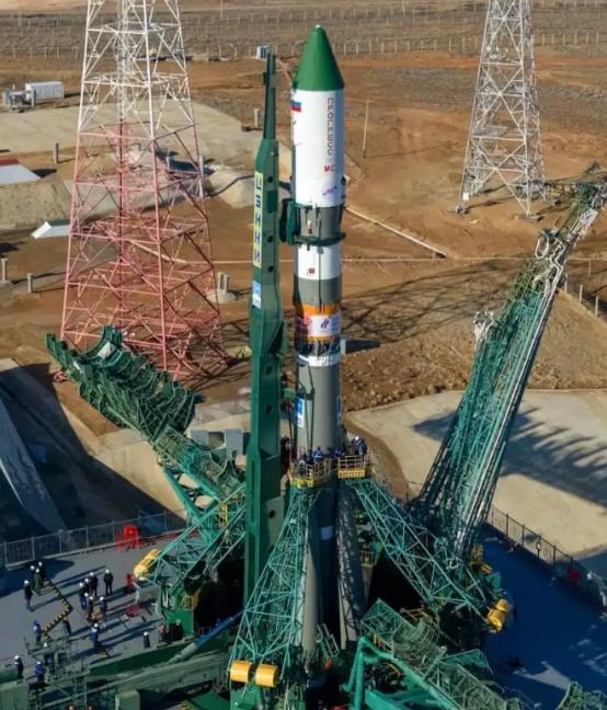 俄罗斯太空快递刚上天就出岔子，2.5吨补给没法自动送，宇航员还得手动和太空对接。