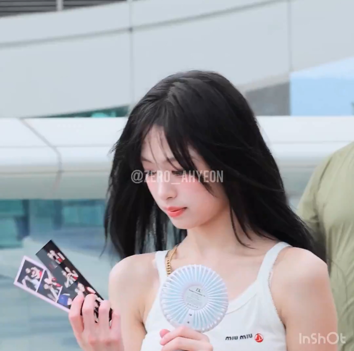 香港拍的人生四格还有一组黑色边框的 馅儿何时放出!!🤲🏻 