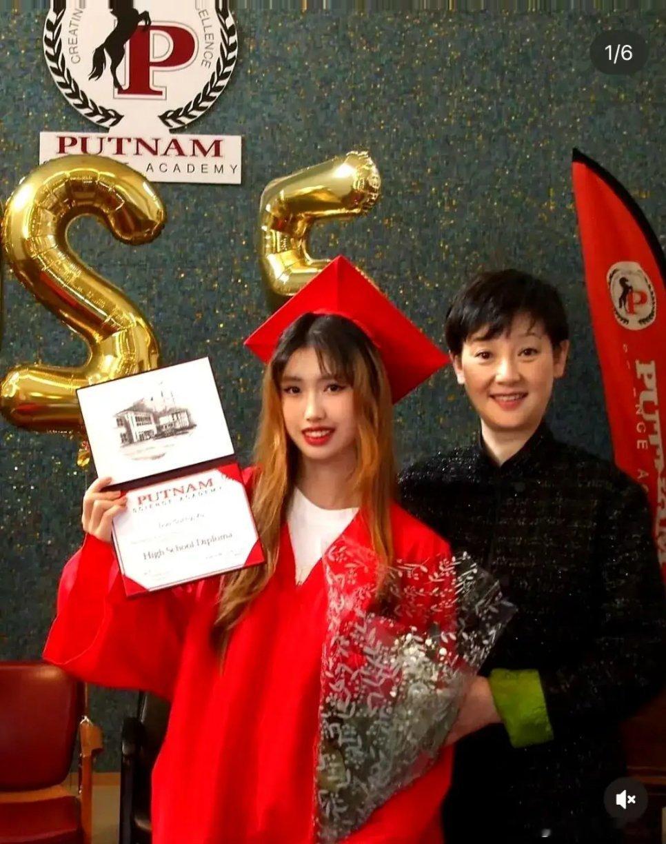 冯小刚徐帆养女徐朵高中毕业 冯小刚徐帆养女徐朵高中毕业。2025年5月27日徐朵