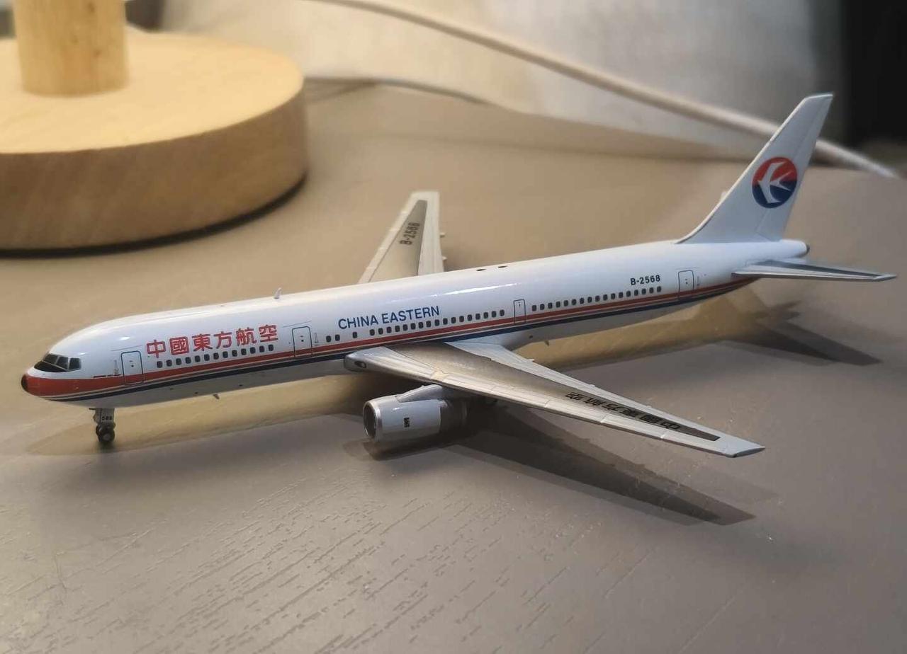 怎么找都没找到价格合适的云南航空767模型，737也没有，只能先摆弄一下这个了，