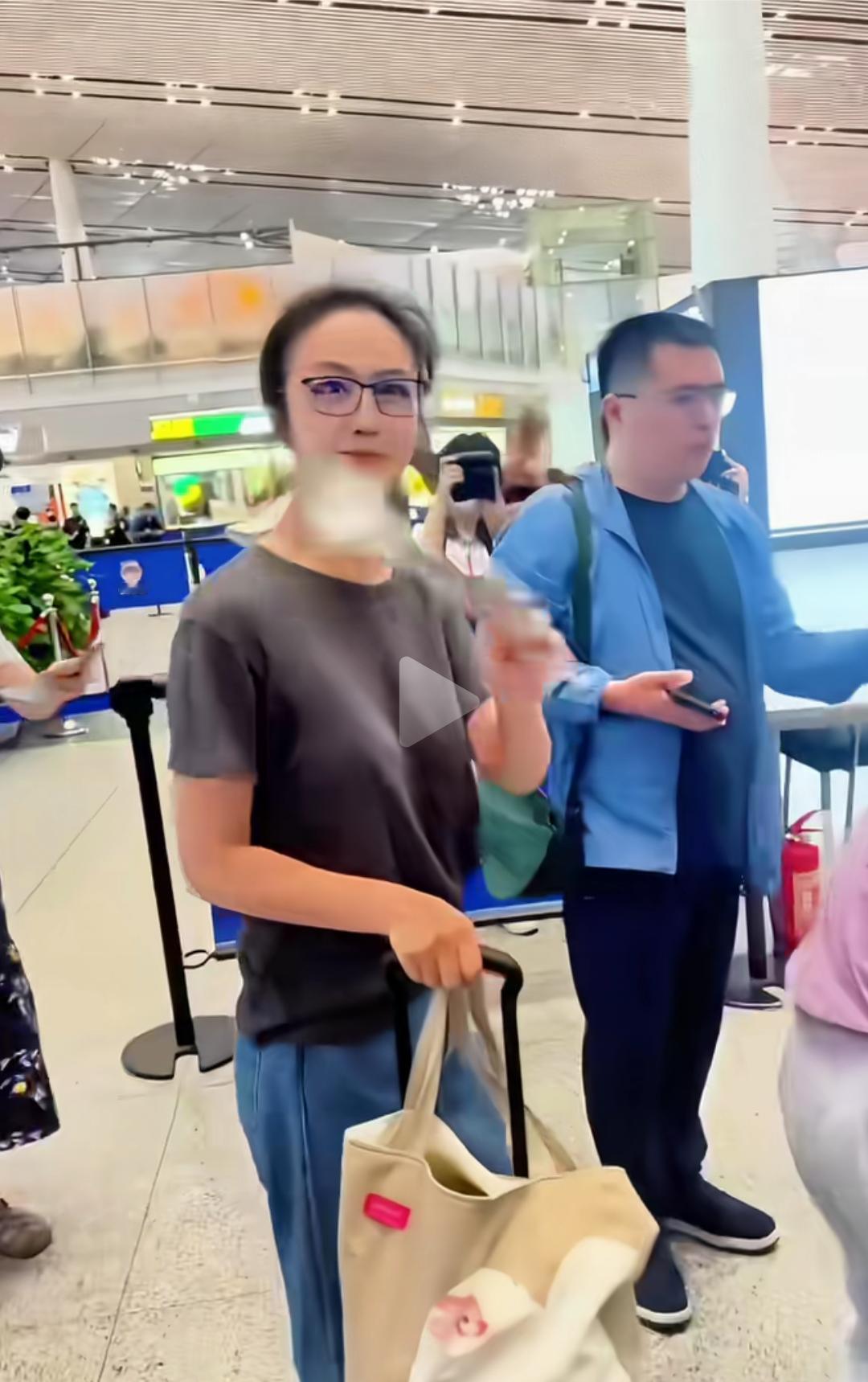 汤唯在机场被偶遇，她打扮朴素，可她依然还是那么漂亮，网友打招呼，她笑容灿烂回应，
