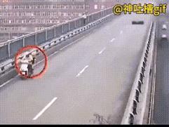 外卖小哥奔跑的样子是这个世界上最英勇、最温暖的身影，向小哥致敬！