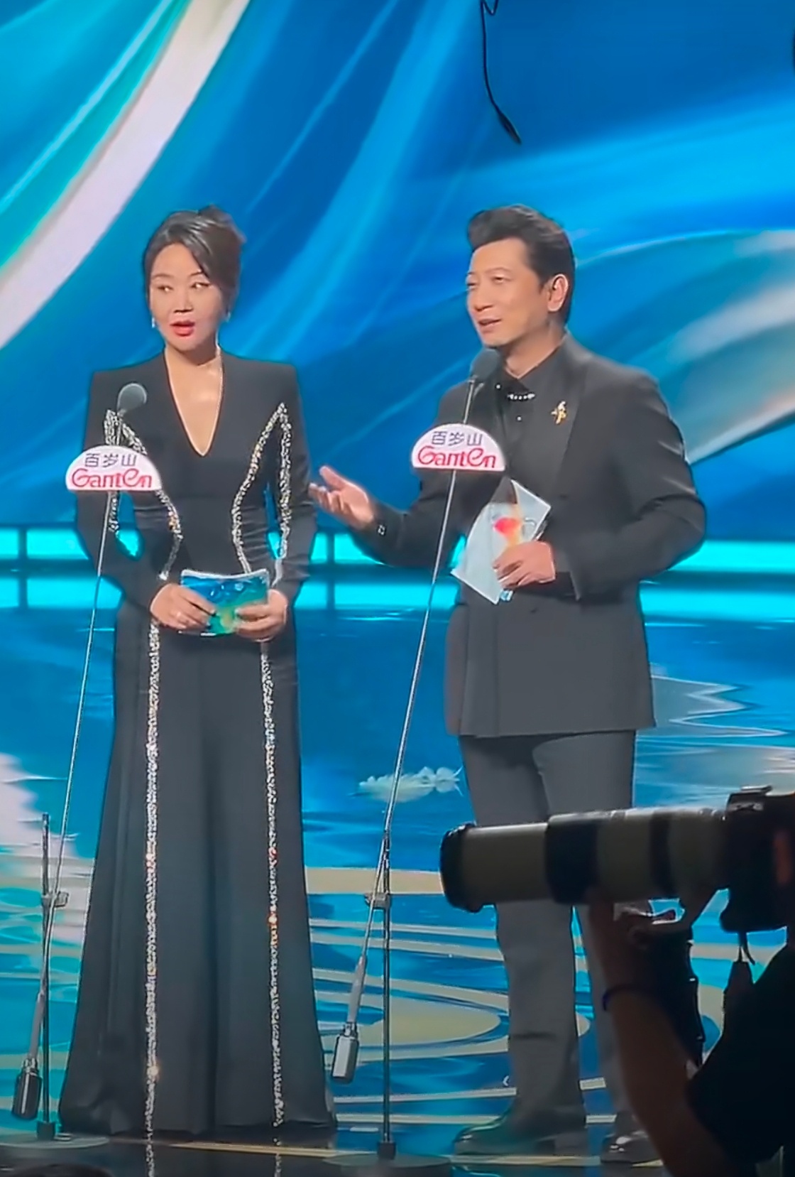闫妮演我听到八卦的表情闫妮眼珠子要忙不过来了 今日份快乐源泉是闫妮给的！半永久微