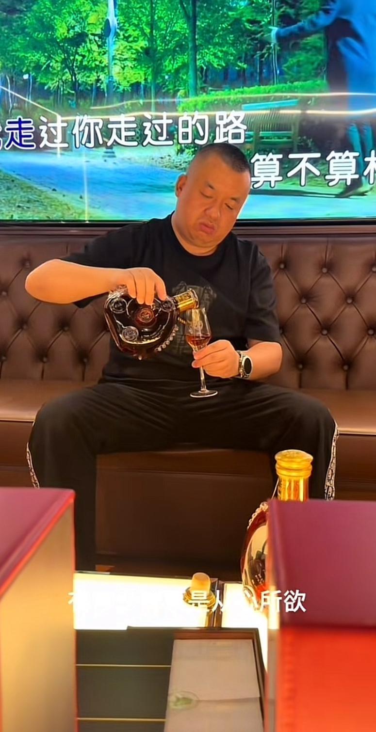 北京坤哥，又换花样了，以前天天玩茅台，估计他也知道大家都看腻了，毕竟茅台在他的视