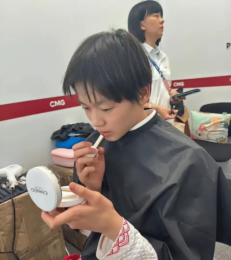 全红婵不惧冠军头衔，自己画妆，点、描都在自己意念中。
青春的样式不就是这样吗？爱