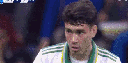 这扑救，牛顿的棺材板都快按不住了！

裁判估计也看愣了：这算扑救还是杂技？下次对