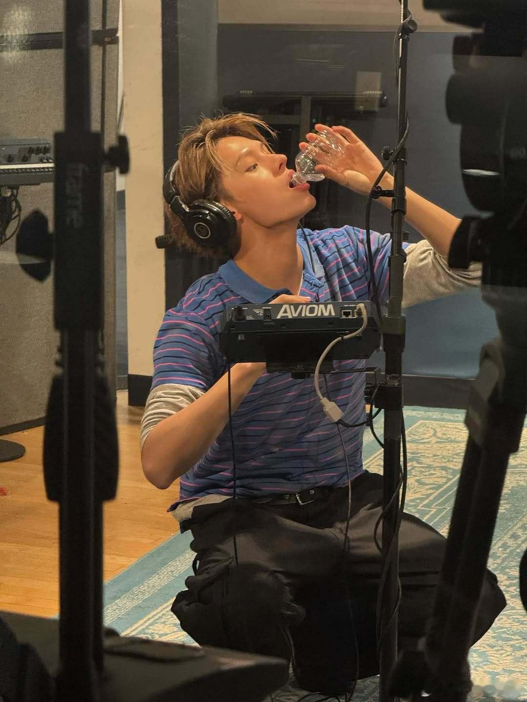 🦅   到底是怎么做到这么帅的，这张脸杀疯了，完全理想型好吧，这眉毛，这眼睛?