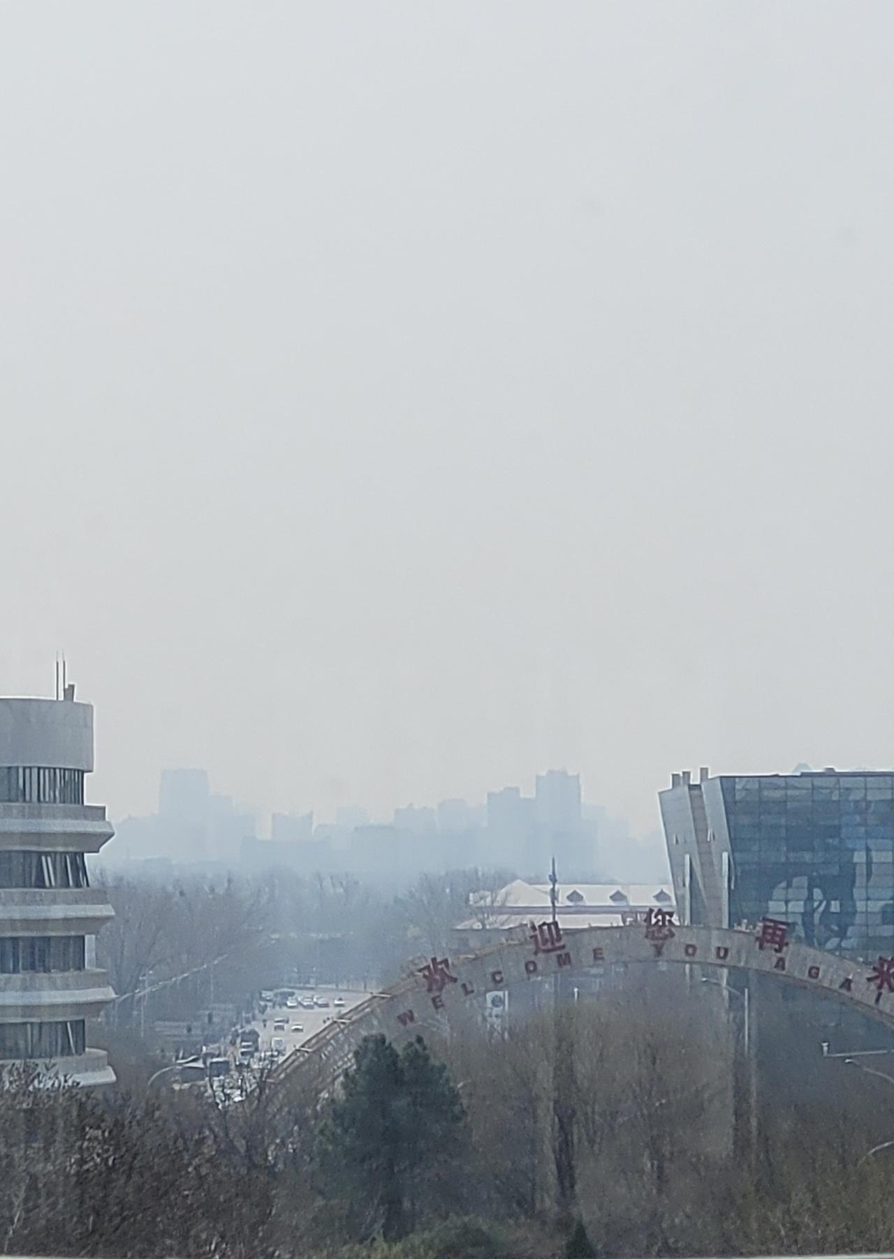 北京今又雾霾，连续约16天了。虽预报为良74，实为轻霾。从家里看去，原来清晰的城
