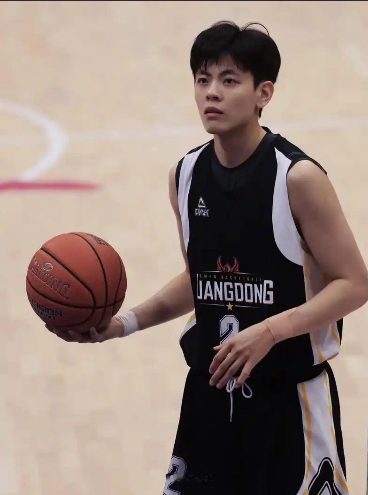 我更喜欢年轻的广东女篮杨舒予，年轻充满活力，阳光女孩敢打敢拼，组织能力也越来越强