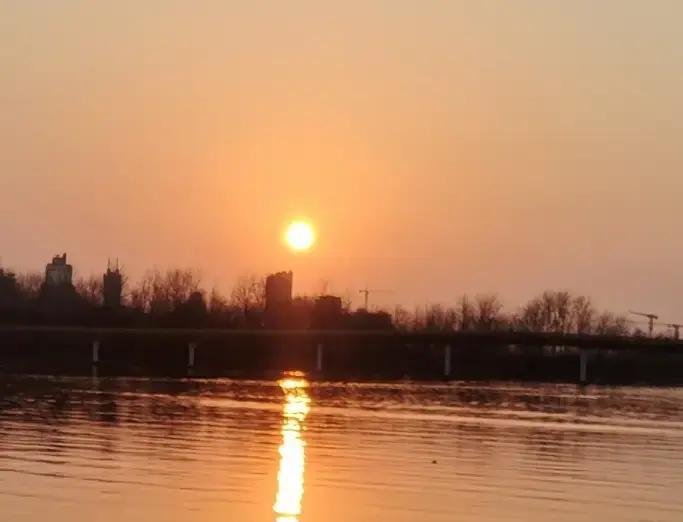 刷到个帖子说朋友再婚办豪华婚礼，结果前婆婆带着前夫儿子冲到现场砸蛋糕抢话筒。
