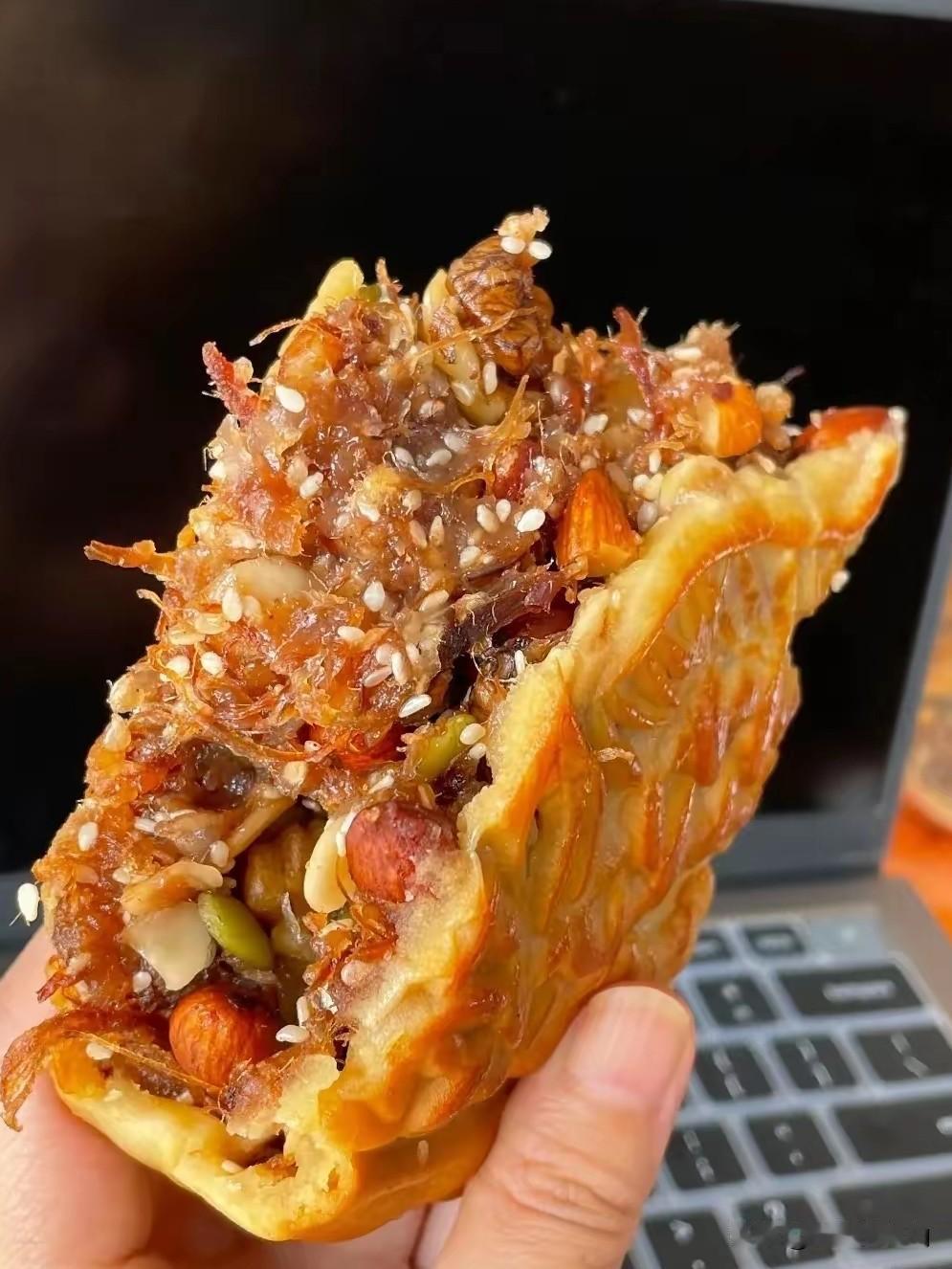 我发现，今年的中秋节有五个反常的现象：
现在月饼油大、糖分高，买的人却少了。
以