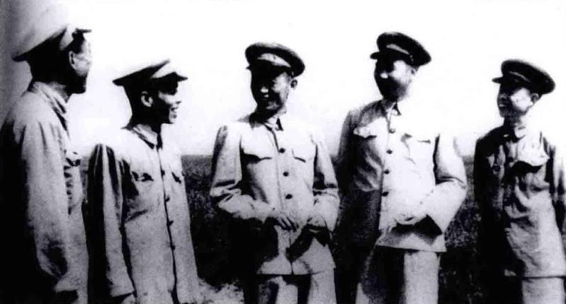 二十兵团几位领导干部:司令员杨成武(右二)、政治委员李天焕(右三)、政治部主任甘