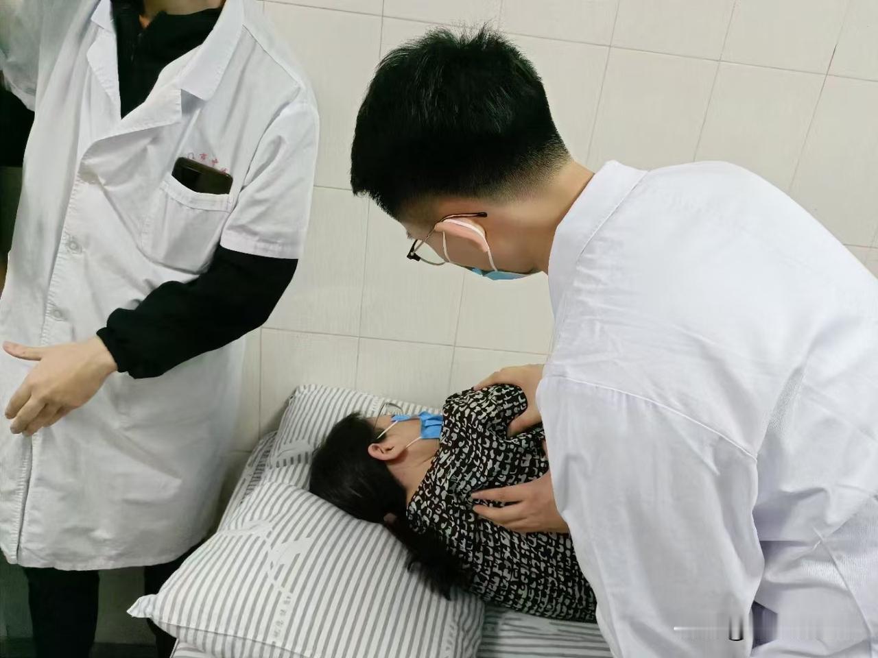 年轻人患颈椎病的主要诱因是什么？预防方法有哪些？
      小林今年31岁，是