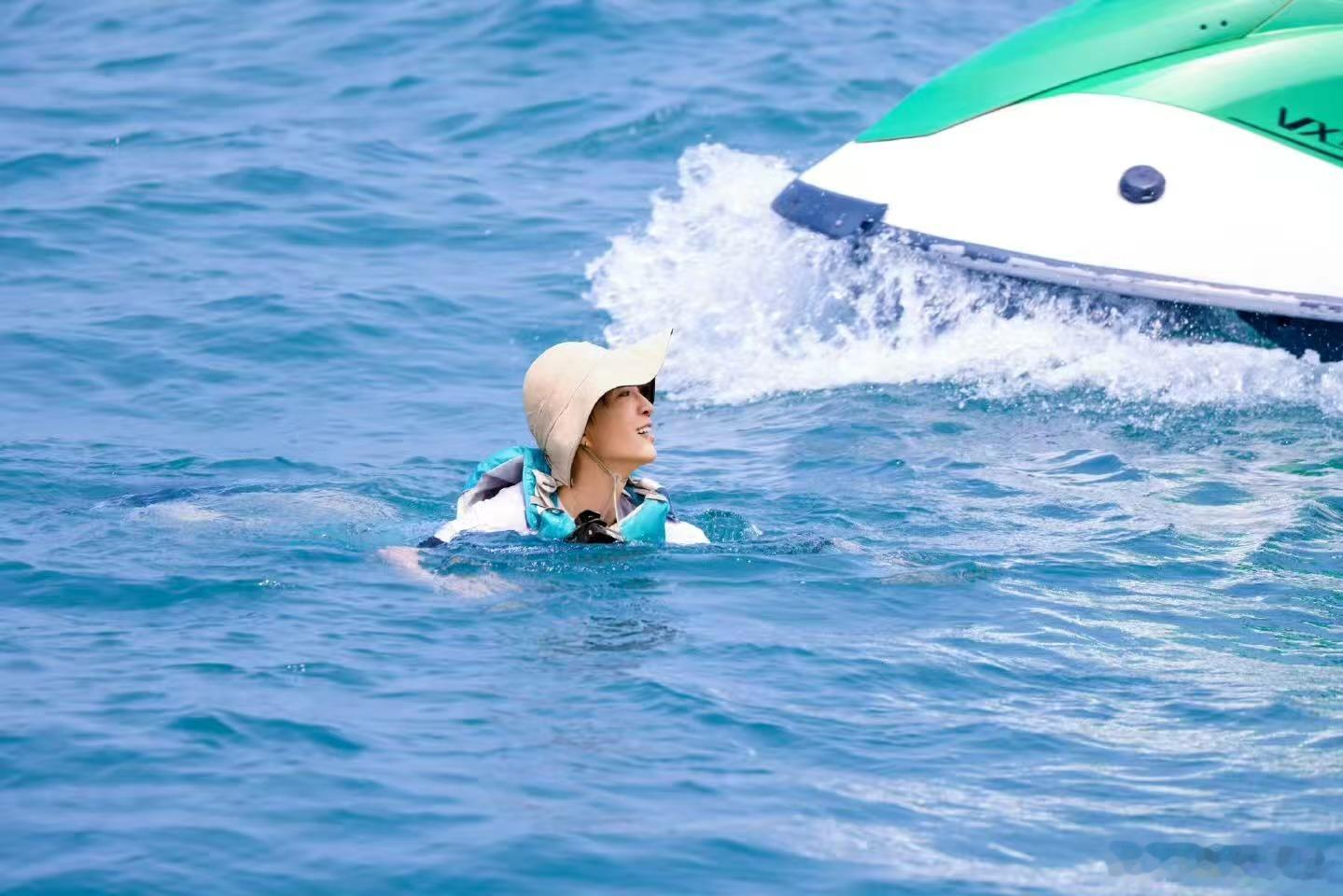 范丞丞墨镜掉了 落水也不能丢墨镜，范丞丞真的把这句话贯彻到底，慌张寻找眼镜的样子