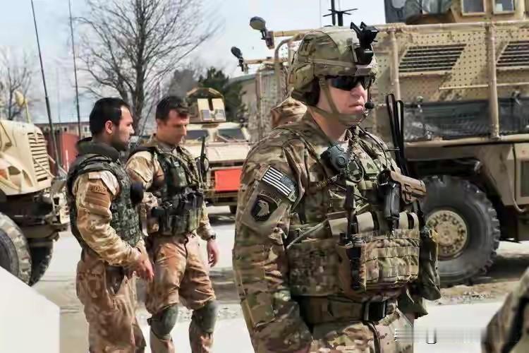 美国单兵通讯系统，目前很少有国家可以普及。
一个国家要想士兵都配备单兵通讯系统，