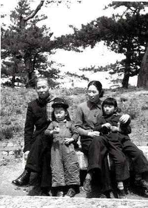2006年，王光美去世，李敏李讷都去吊唁，王效芝跑前跑后被当成工作人员
王光美嫁