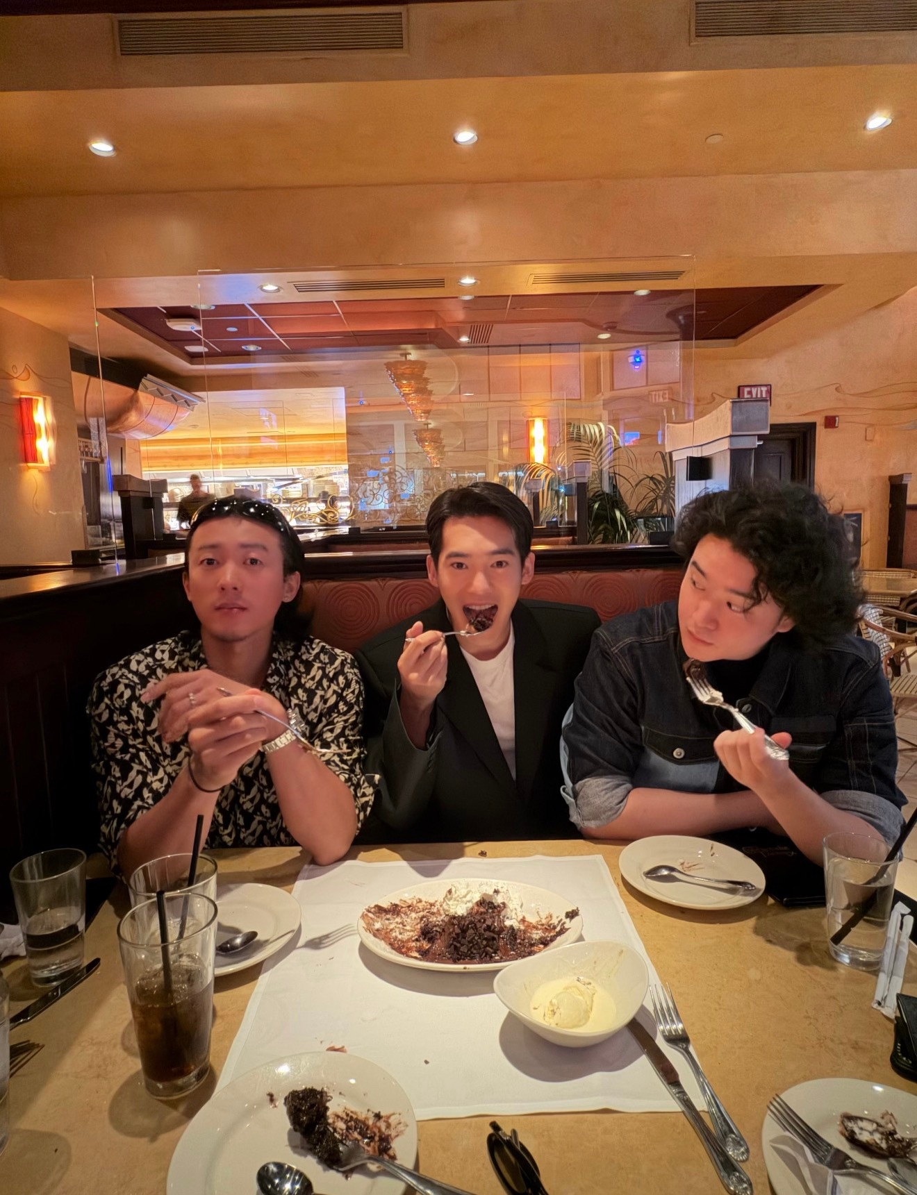 哇于适、侯雯元、刘乐老友小聚了[可怜] （哈哈哈之前看到说刘乐是质子团LA必打卡