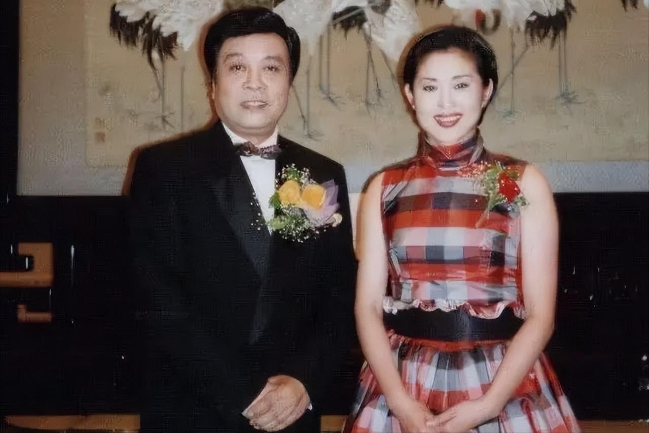 2020年，赵忠祥去世前，故意支开老婆孩子，将倪萍叫到跟前提出，妹子，哥有5亿遗