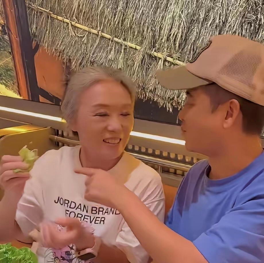 吴琼终于以后不染头发了。但是实话实说，白发苍苍的确实显老。如果你丈夫比你小15岁