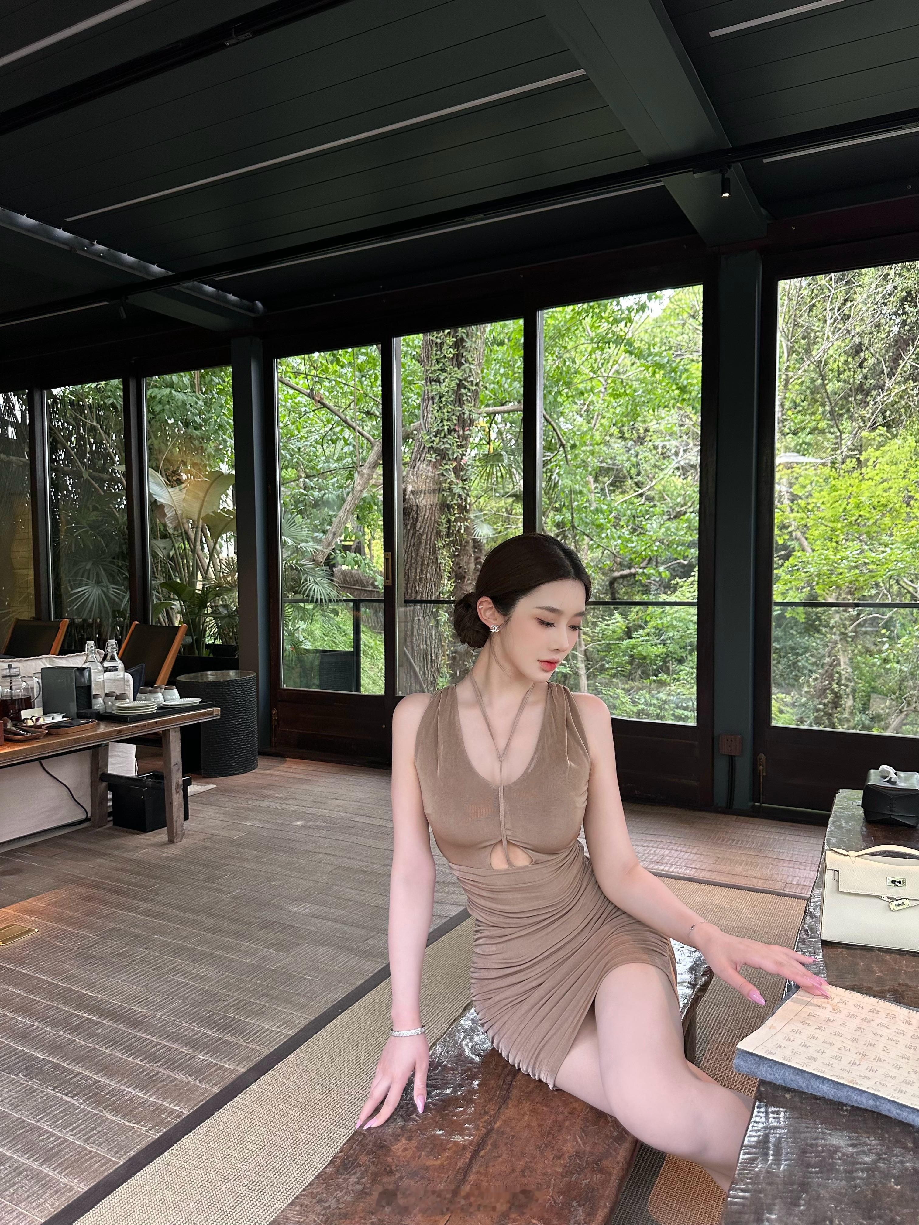 喜欢哪个色 🙋 这套套装用的醋酸针织面料这样上衣可以单独拿出来搭配任何的裤子半