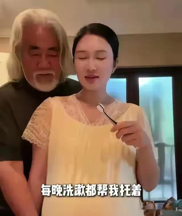 70多岁的张纪中又当爹，对怀孕的杜星霖真的是照顾入微。
       孕晚期的杜
