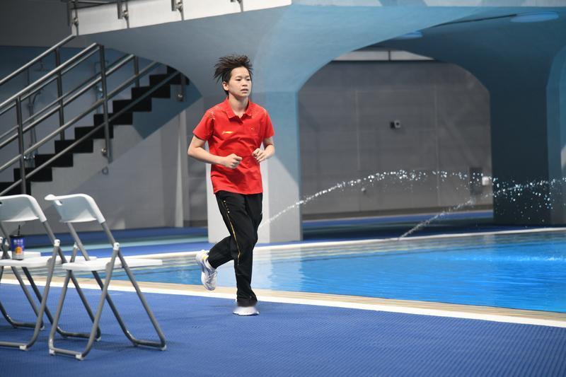 记者问全红婵：“考一考你，拿捏用英语怎么讲？”

全红婵连连摆手：“不用了，我不