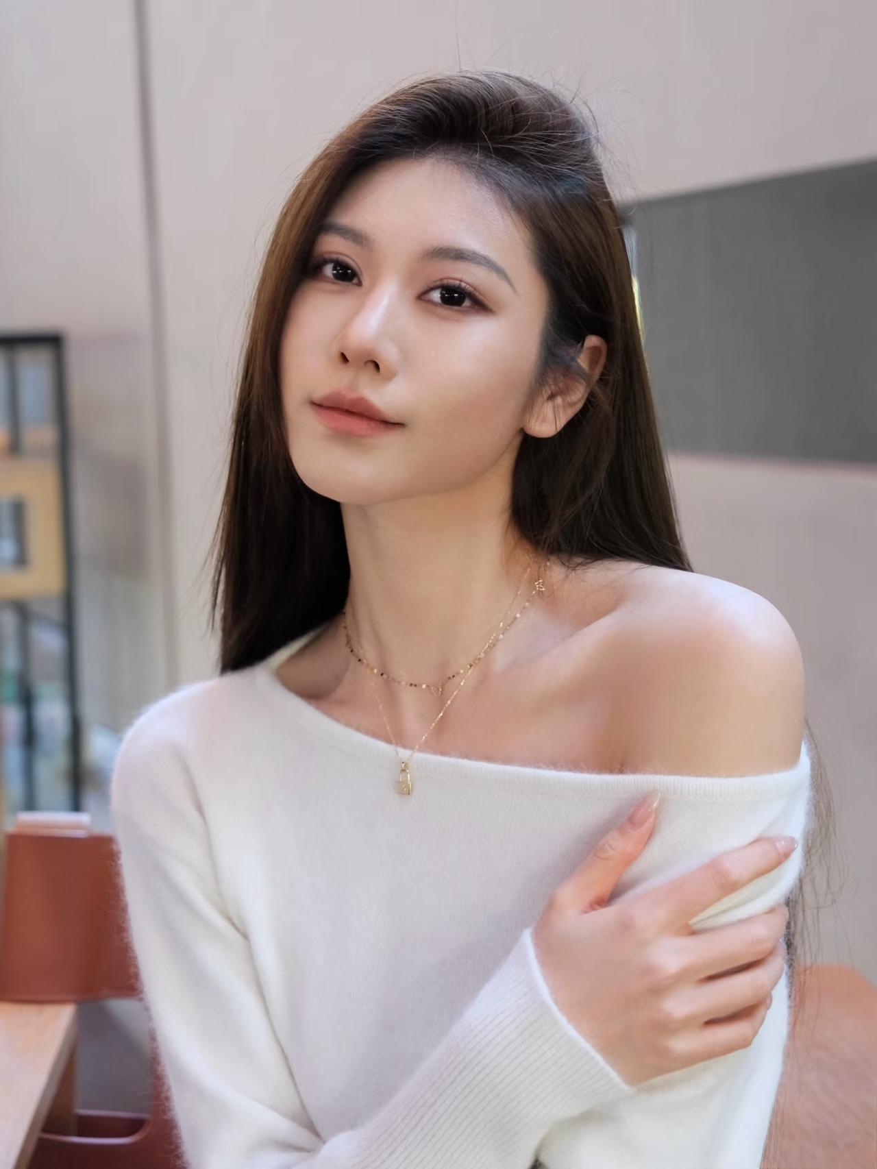 有哪些女生日常好看穿搭可以借鉴白色的不对称斜肩长袖衫，充分展现了女生优雅知性的气