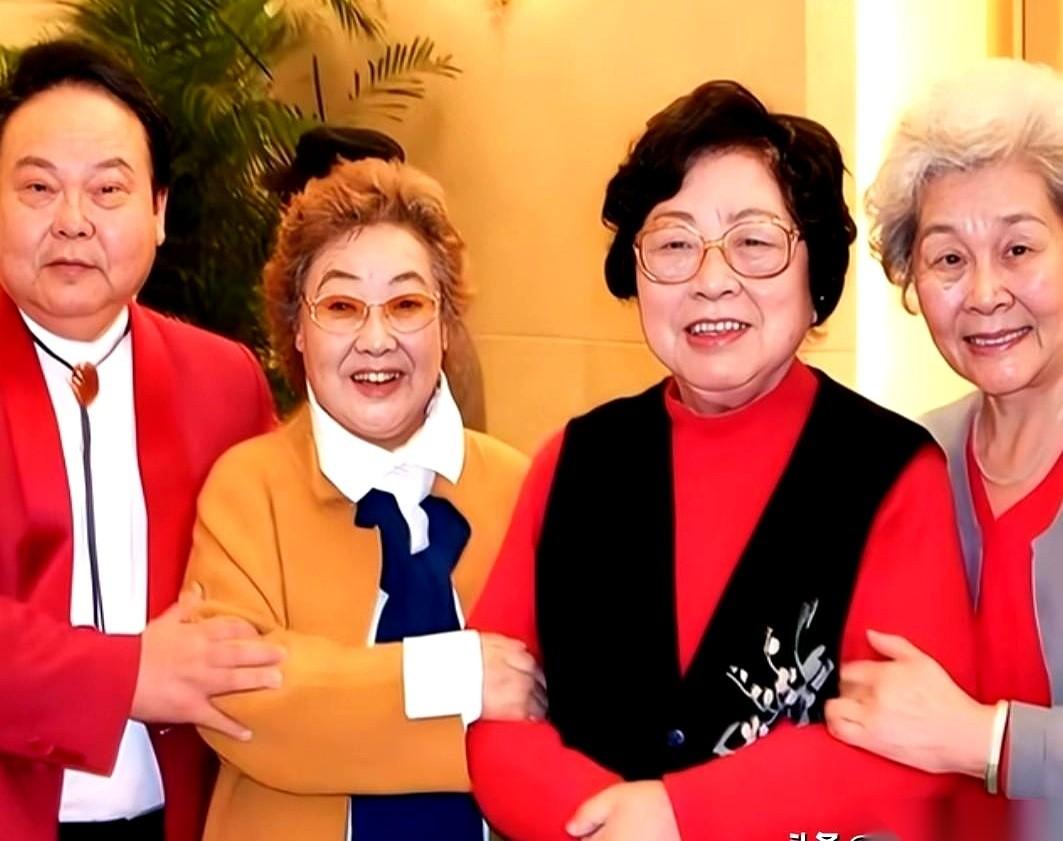 看到这张照片，我第一反应是愣住了，然后鼻子一酸。
就这么四个人往那一站，什么都不