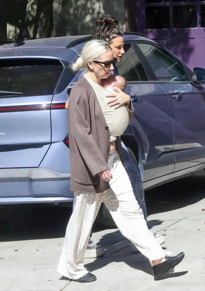 LadyGaga首次抱着孩子外出，包裹严实，一家三口低调现身 ​​​