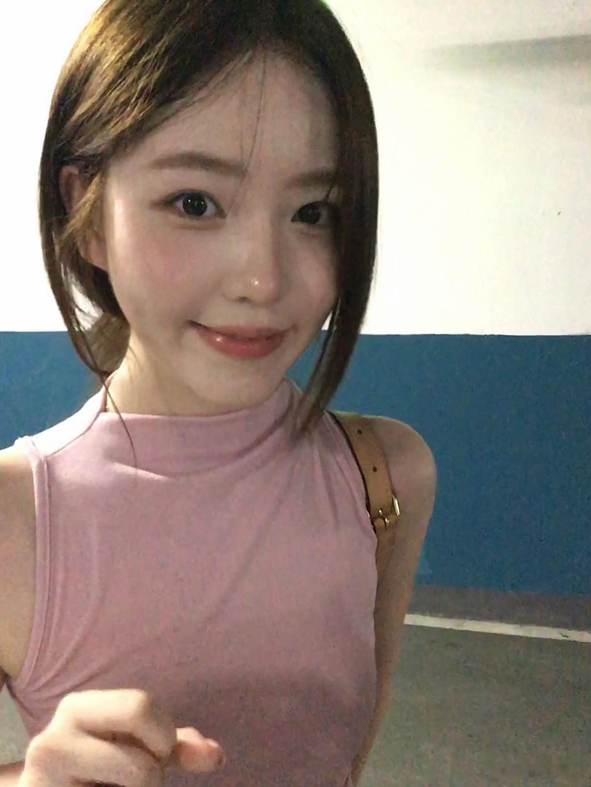 在路边看到一个停车场感觉光线好，果然拍出片了[女孩儿]这件粉色，太喜欢了 ​​​