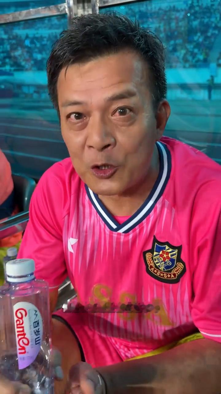 黄日华再次受伤。
球场上这样的意外会经常发生。那个球，他以为我交给别人，但是我是