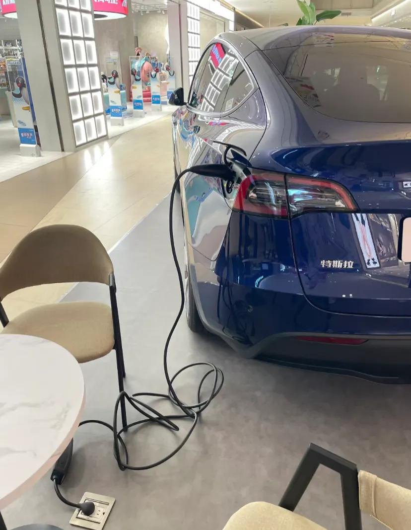 为什么上海人疯狂购入特斯拉?
作为一家全球知名的电动汽车制造商，爱在上海的销售和