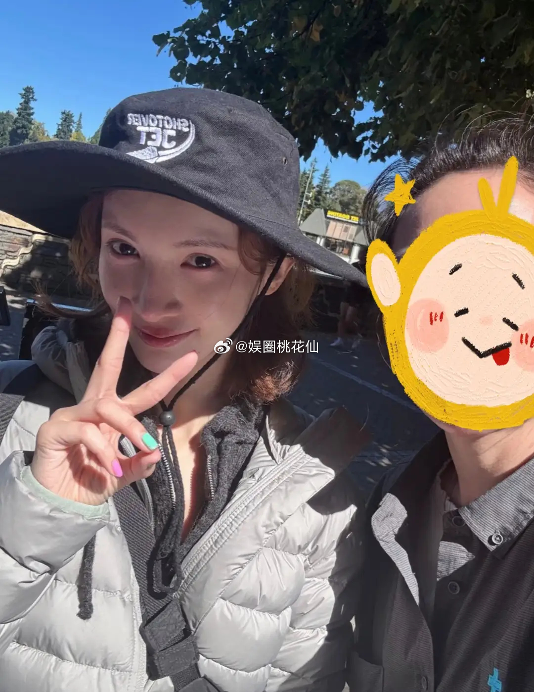 前两天，演员金晨现身机场。当时，她一身打扮又酷又时髦，戴着头巾，身穿V字领开衫，