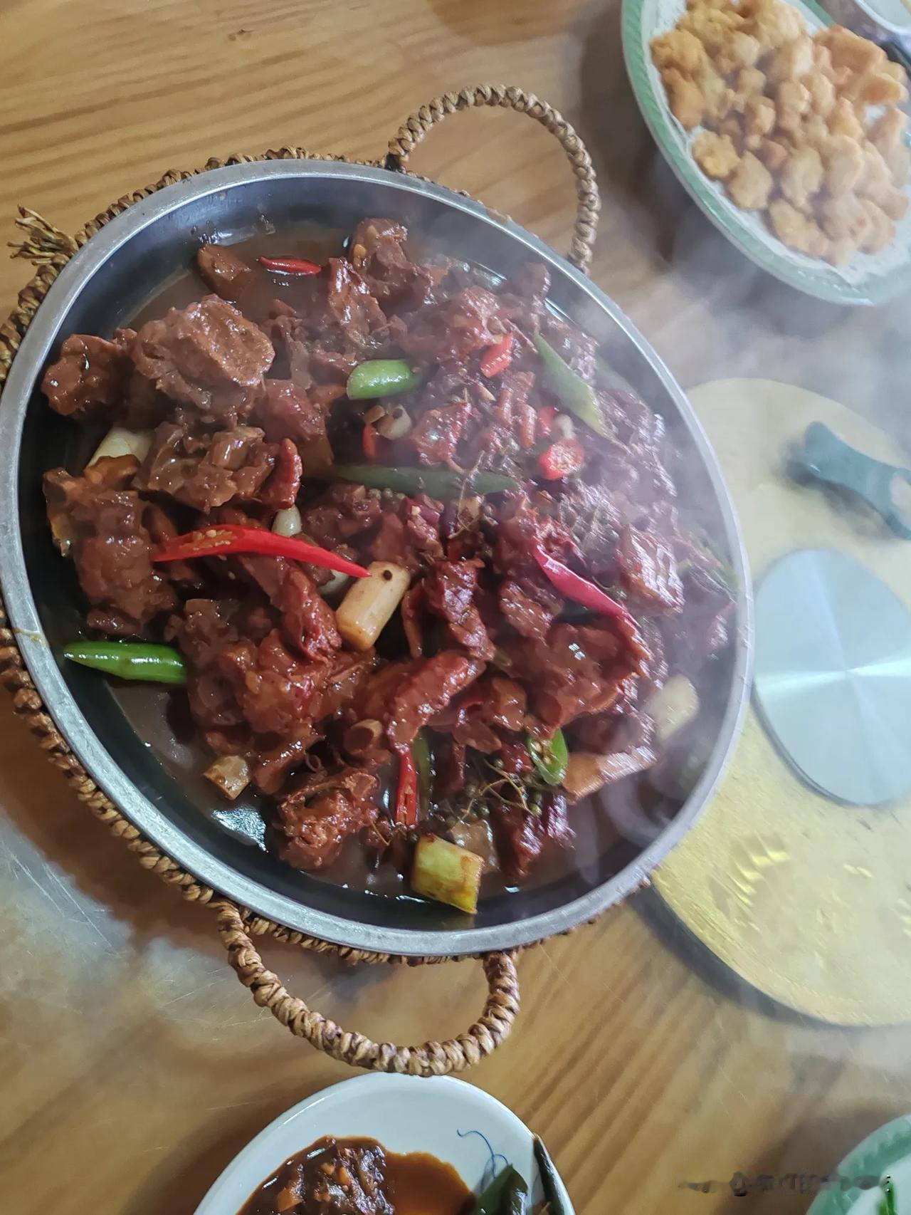 现在酒店的菜越来越不好吃了。
过去去饭店吃个饭，明显能感觉到饭店里的菜就是比家里