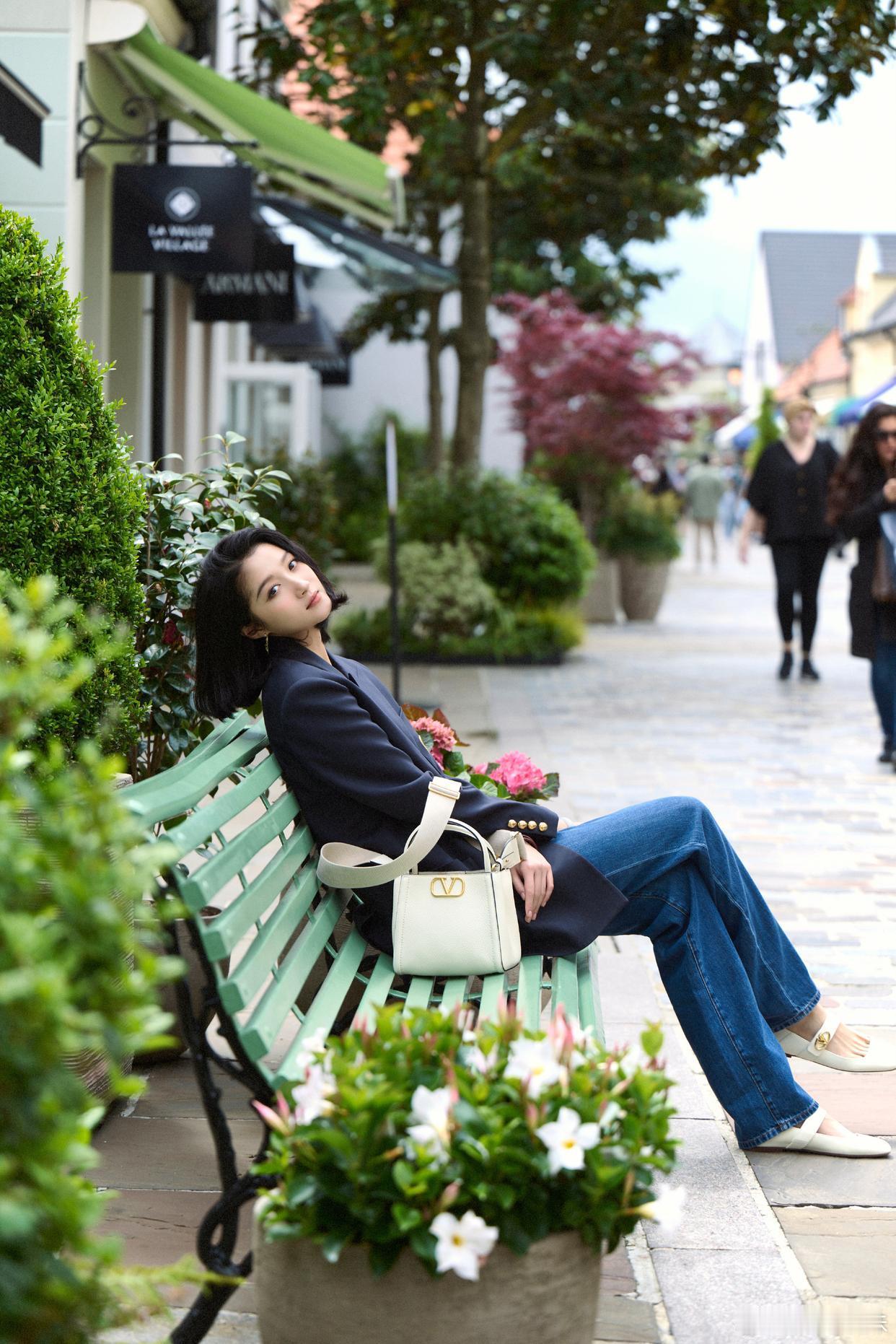 关晓彤深蓝西服巴黎假日随拍 