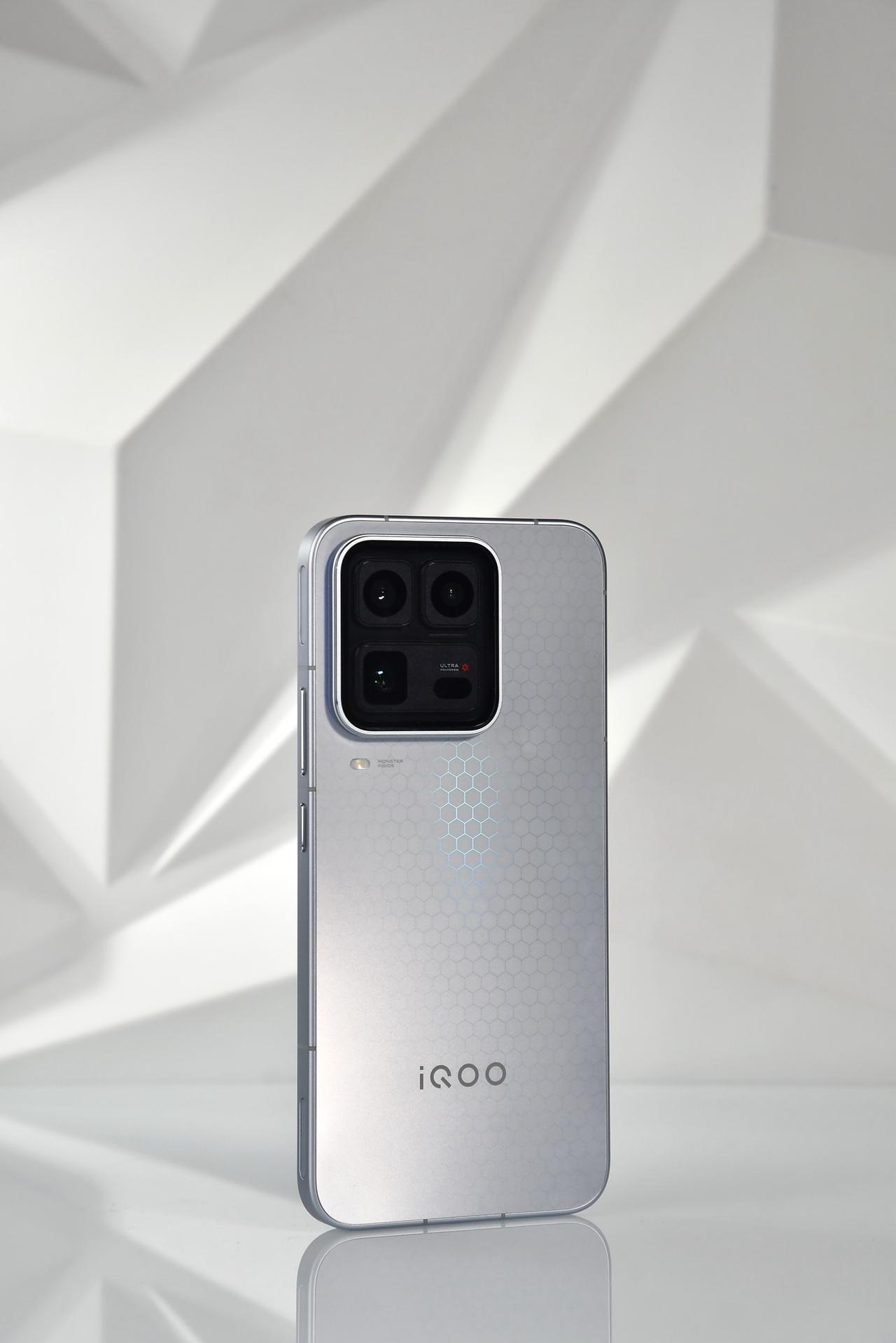 属于iQOO的全新时代来了，内置风扇太冷静了数码好物看鹏哥 15u iqoo
