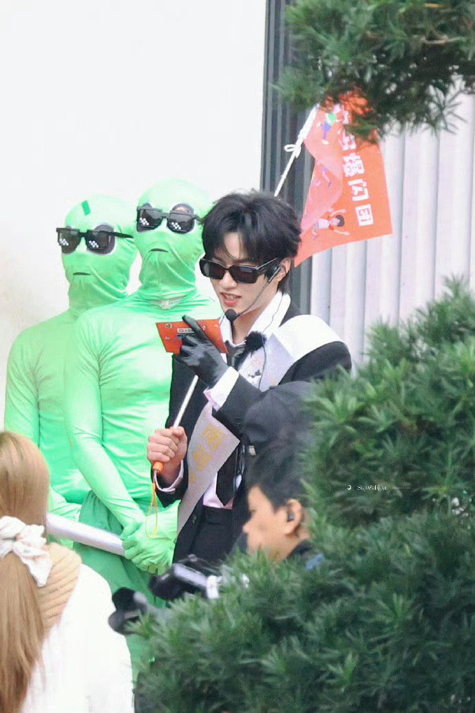 TF四代参与录制宇宙闪烁请注意《宇宙闪烁请注意》有刘耀文还不够，还要加 TF 四